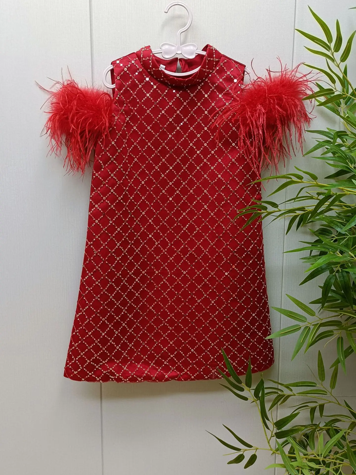 Maßgeschneidertes rotes Neujahrskleid für Babymädchen, Prinzessinnenkleid mit Federn und Pailletten, Performance-Kleid für Geburtstagsfeier, Festkleid 2026 – Detail 4