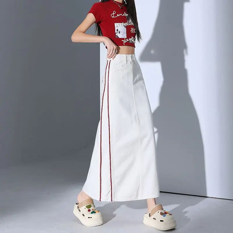 2025 New White Embroidered Back Pocket High Waist Denim Skirt, Mid-Length Slimming Package Hip Slit Skirt