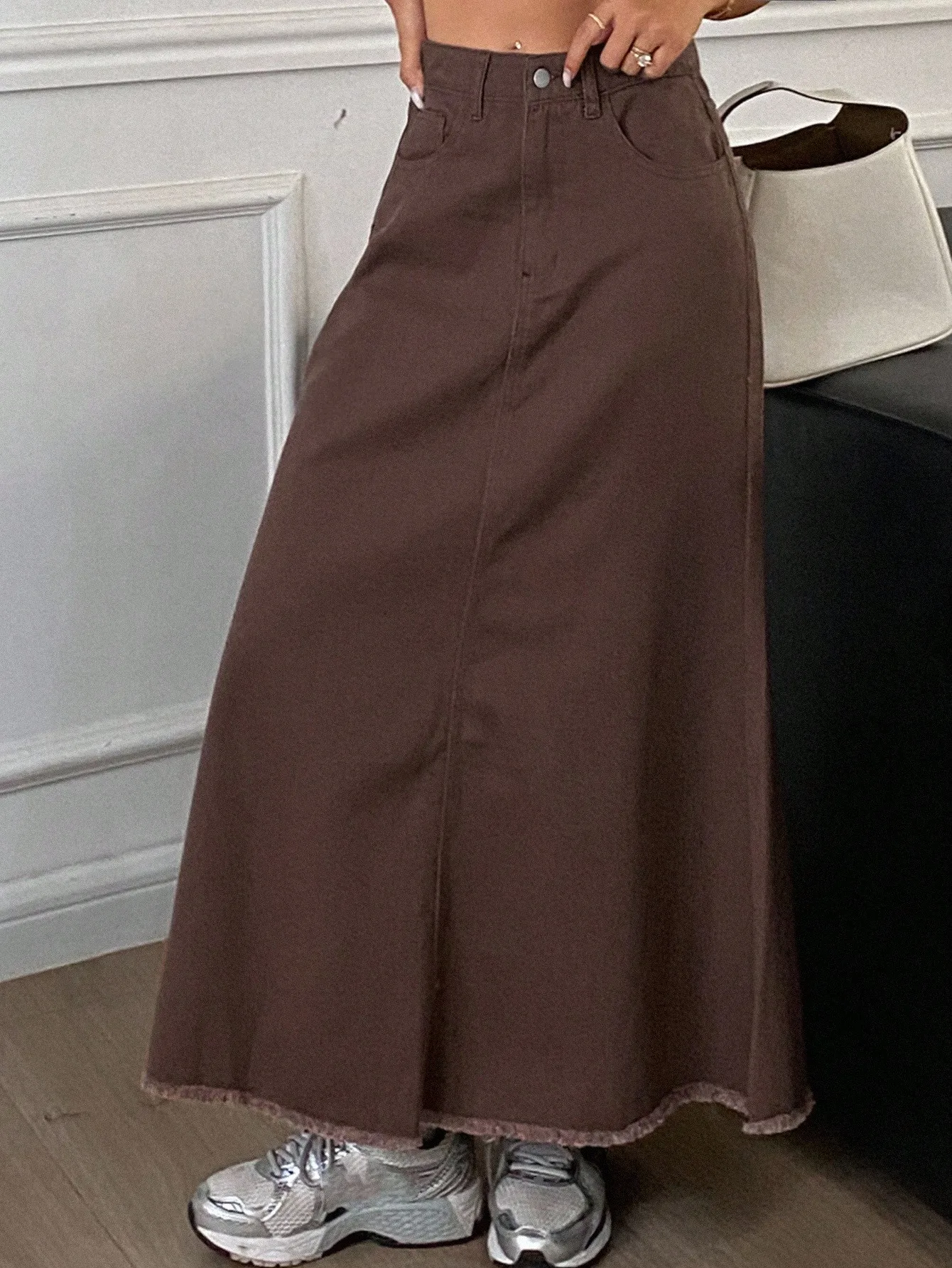 تنورة جينز نسائية بلون بني صلب وحافة مهترئة على شكل حرف A، مناسبة للارتداء الكاجوال في الخريف