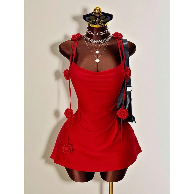 Damen 3D-Rosenblumen-Minikleid mit Spaghettiträgern, Wasserfallausschnitt, überkreuztem Rücken, ärmellos, eng anliegend, kurz, für Weihnachten und Neujahr. – Detail 2