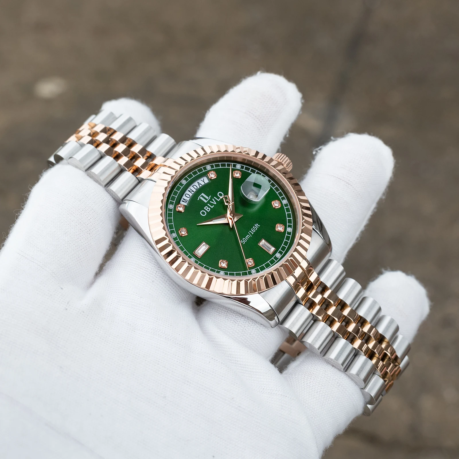 ساعة OBLVLO للرجال أنيقة بسوار بلونين مع قرص أخضر ياقوت صناعي كوارتز حركة تاريخ اليوم ميزة طراز عتيق