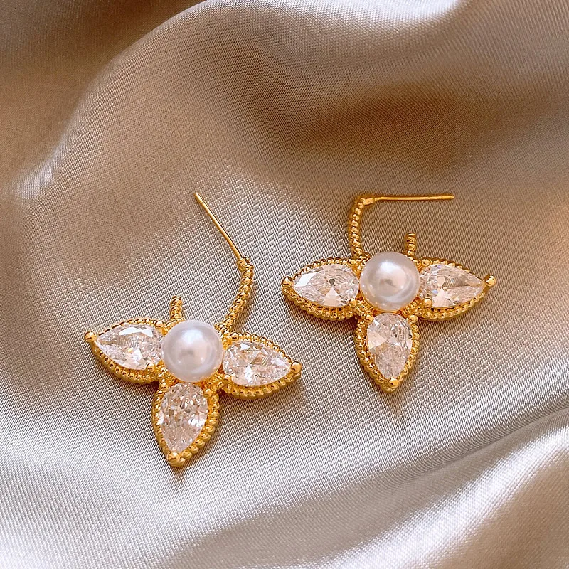 French Zircon Leaf Pearl Niche Retro Light Luxury High-end Temperament Versatile Earrings for Women Jewelry.