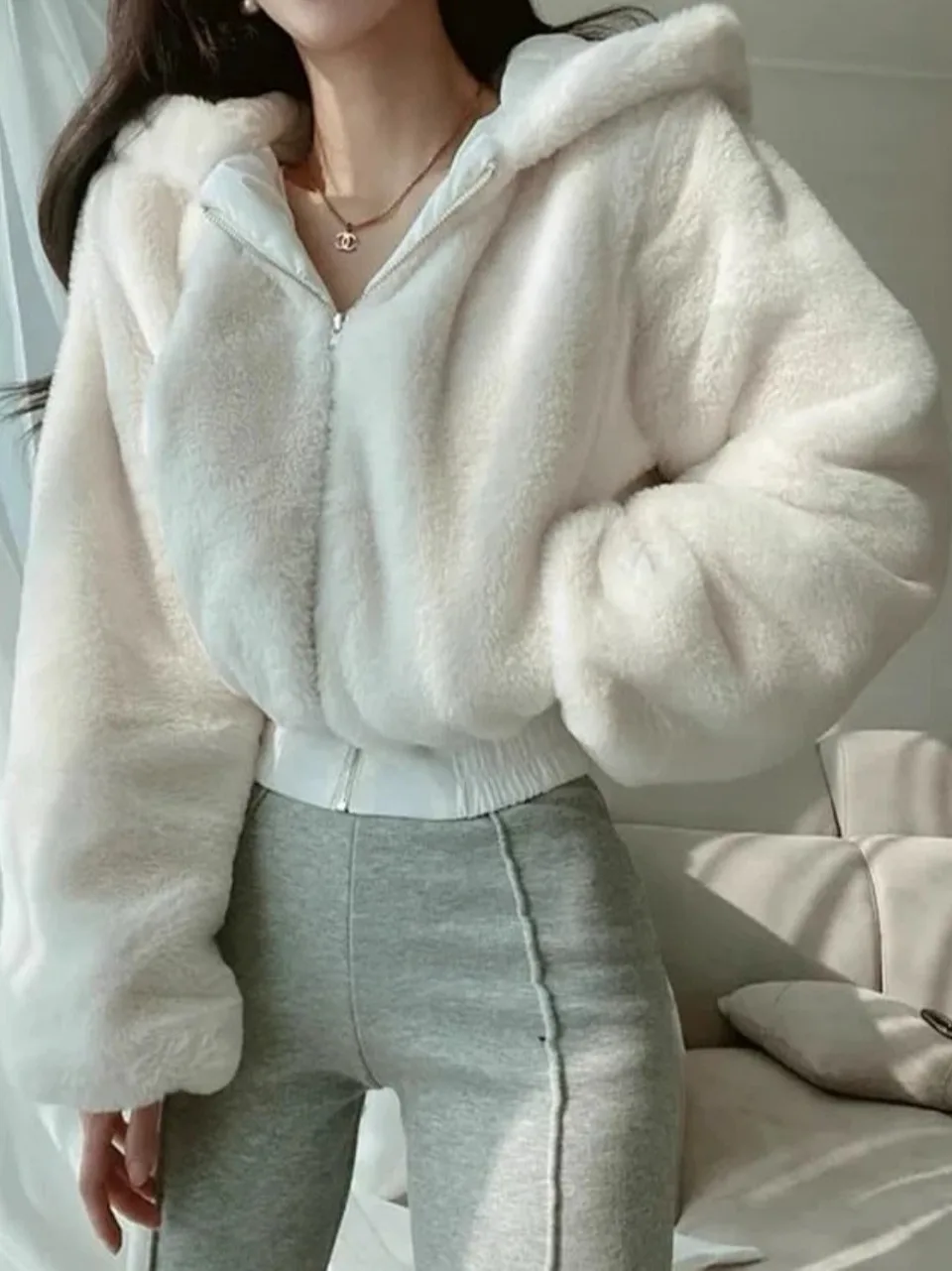 

Зимнее пальто с мехом, женская шикарная теплая куртка из синтетического кожзаменителя с капюшоном, корейская свободная посадка, модная верхняя одежда