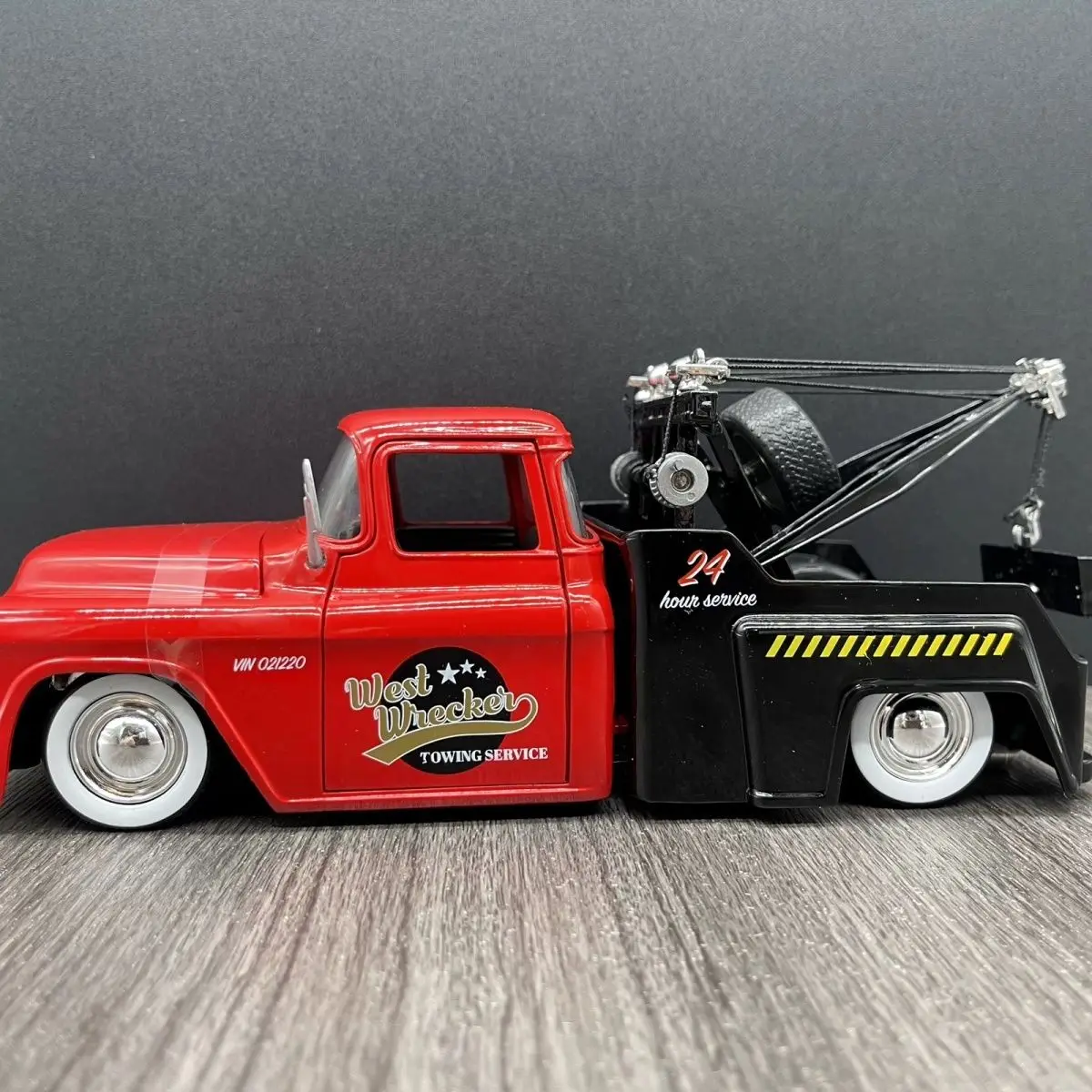 

Jada 1:24T955 CHEVY@ STEPSIDE™ TOW TRUCK High Simulation Diecast Car Metal Alloy Model Car Children's Toys Collection Gifts