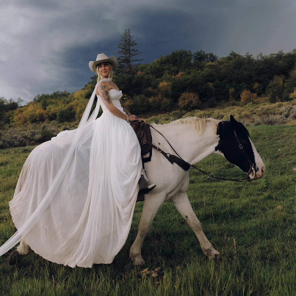 مشد بدون حمالات فستان زفاف على شكل حرف A مطوي شيفون مخصص تنورة متدفقة عاجية ناعمة طويلة مكشكشة فستان زفاف مع وشاح