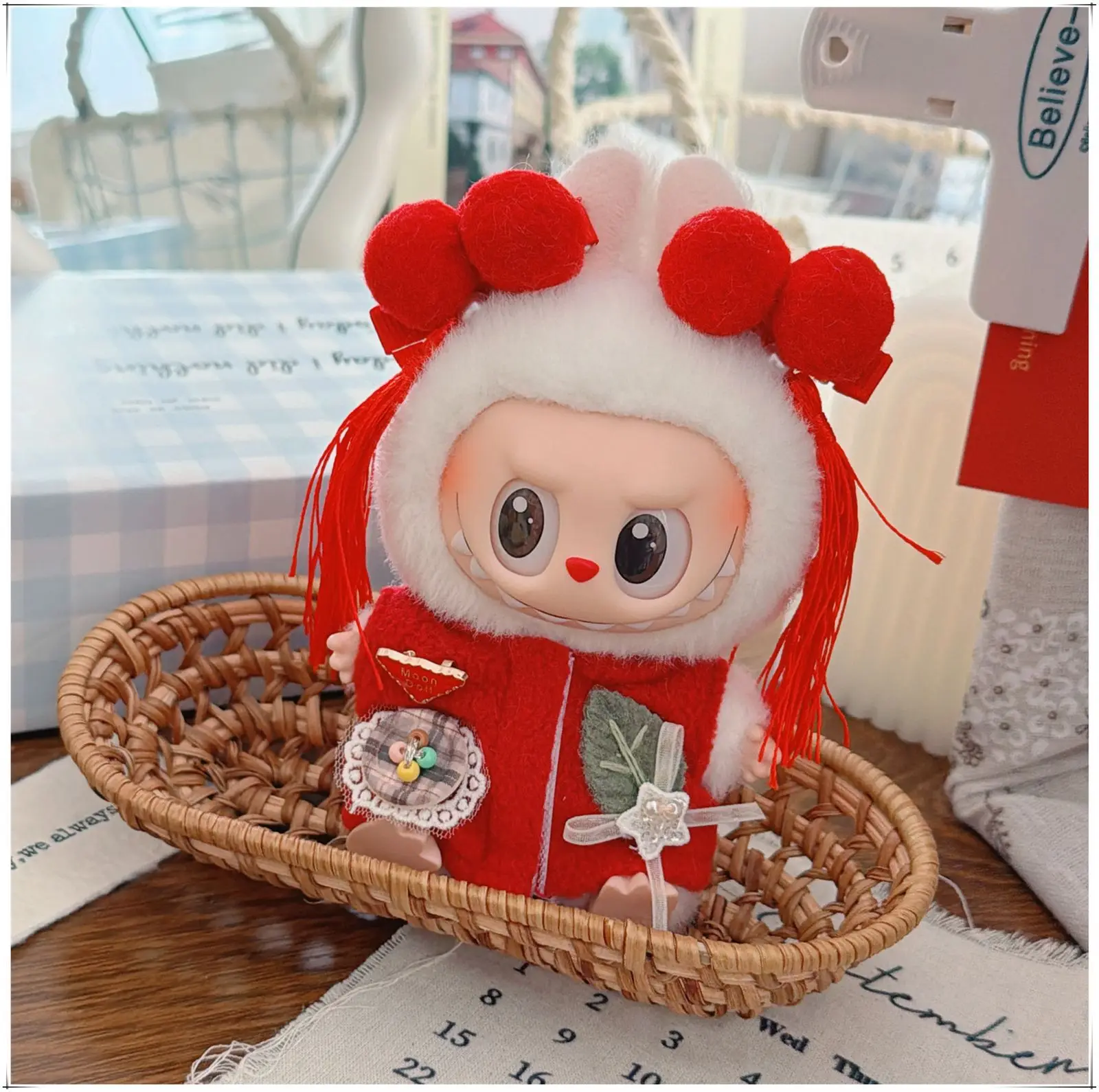 ชุดเสื้อผ้าตุ๊กตา Labubu น่ารัก ขนาด 10-17 ซม. ชุดเสื้อกั๊กสีแดง หมวก ผ้าพันคอ สำหรับปีใหม่ ของเล่นเสริมสำหรับตุ๊กตา ของขวัญสำหรับแฟนๆ ผู้หญิง