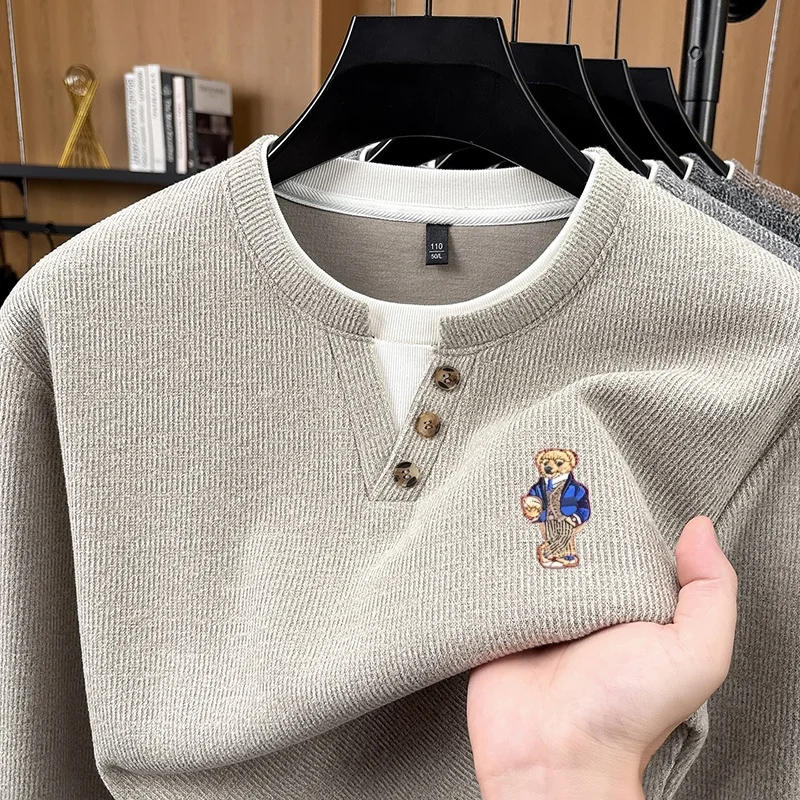 Herren Langarm-Henley-Shirt Waffelstrick-Pullover Zweiteiliges Design mit Knöpfen und Bären-Logo-Stickerei Lässige Warme Herbst-Winter-Oberteile für Männer – Detail 2