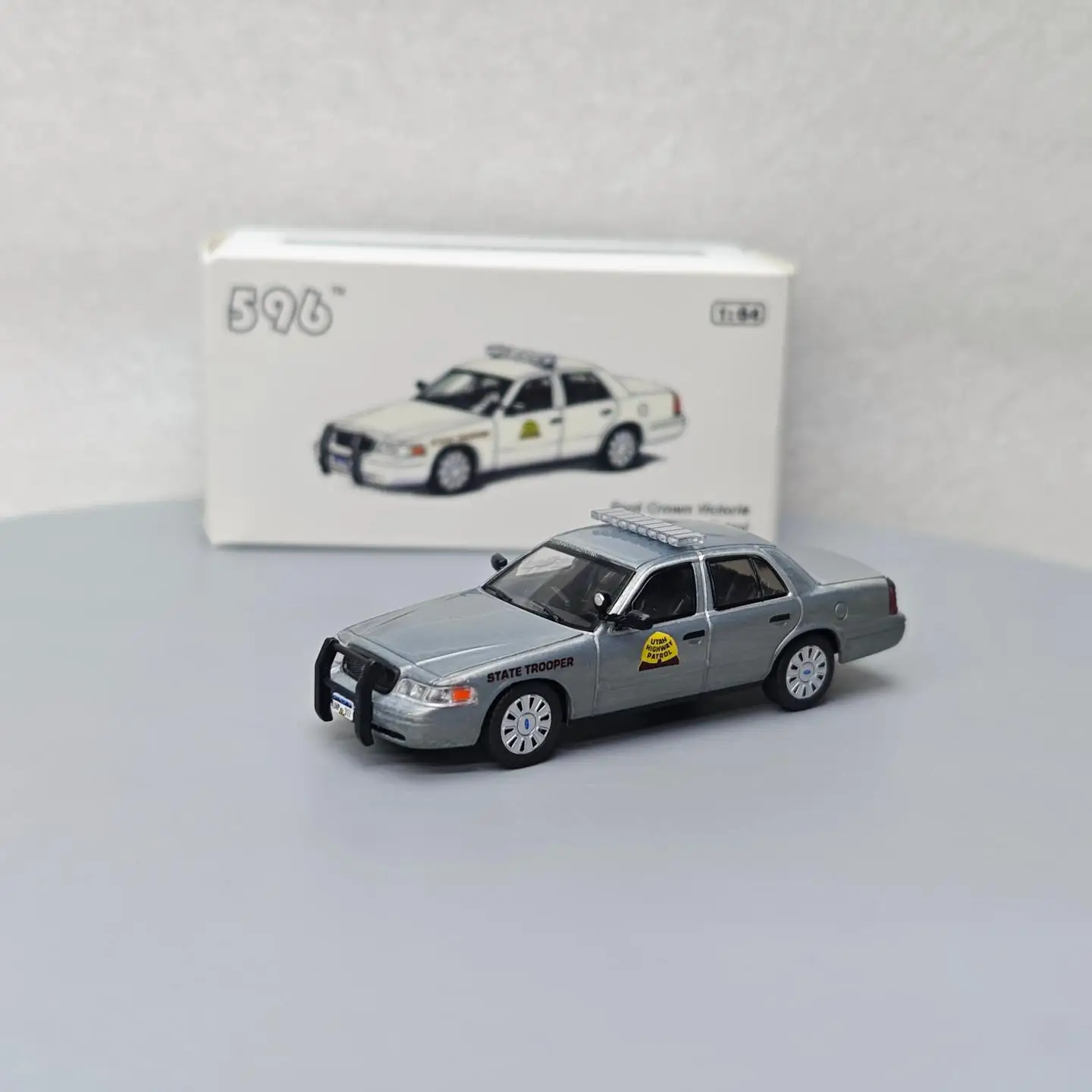 

596 1:64 Crown Victoria - Utah Highway Patrol Simulation Alloy Mini Car Model Collection Decoration Gift Toy