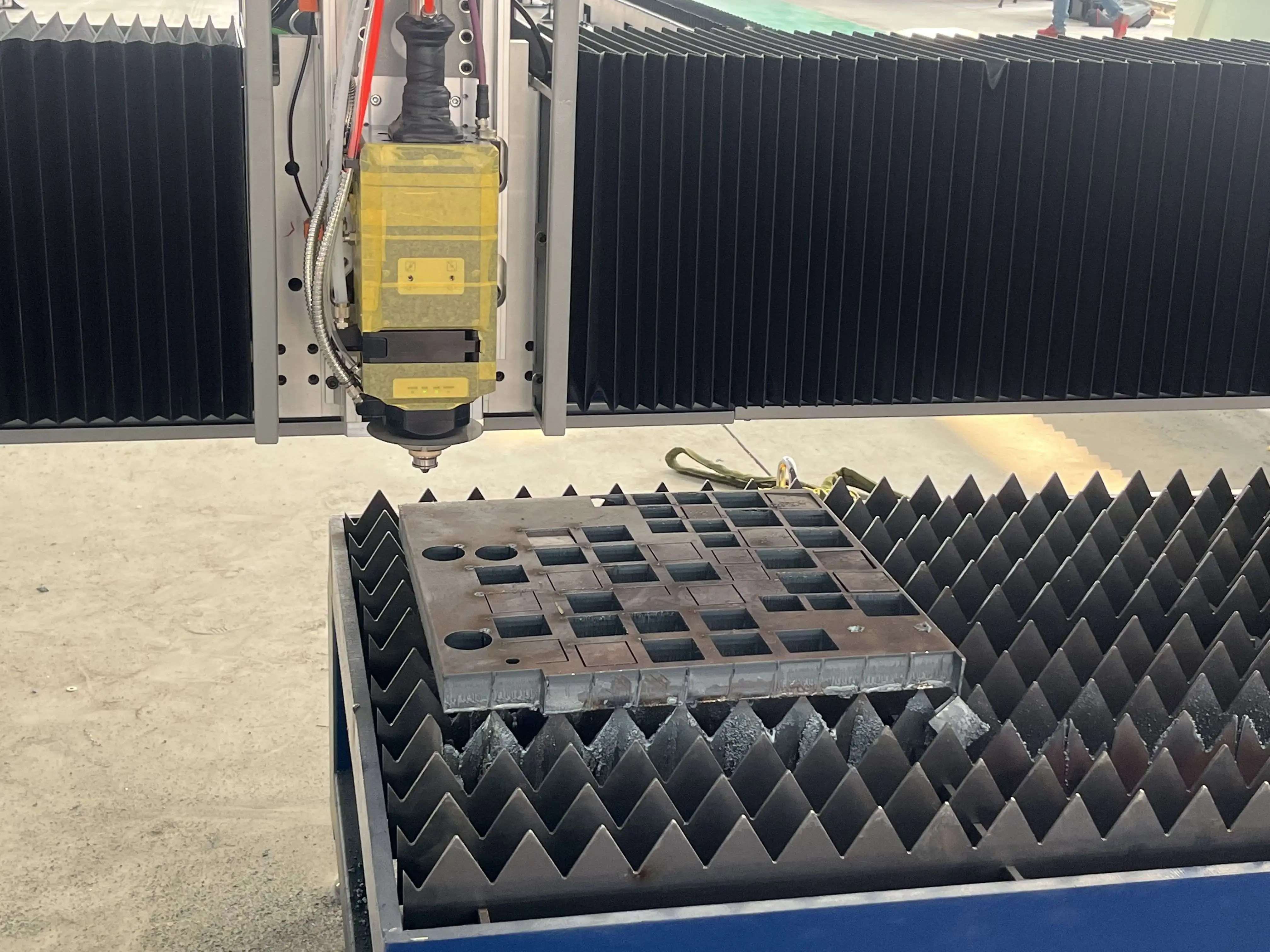 

Заводская цена 3015, волоконный лазерный резак с высокой электрооптической скоростью преобразования для энергосберегающей обработки металла