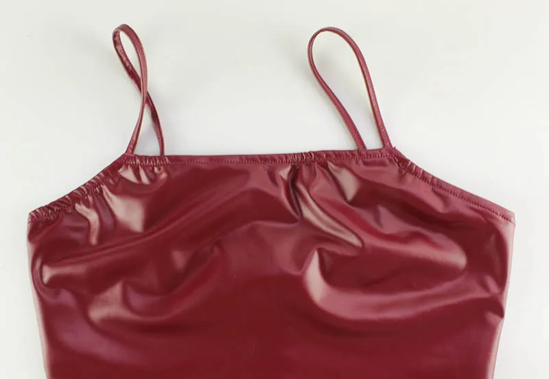 レトロPUレザーワインレッドミディアム丈スリムフィットストラップラップヒップドレス