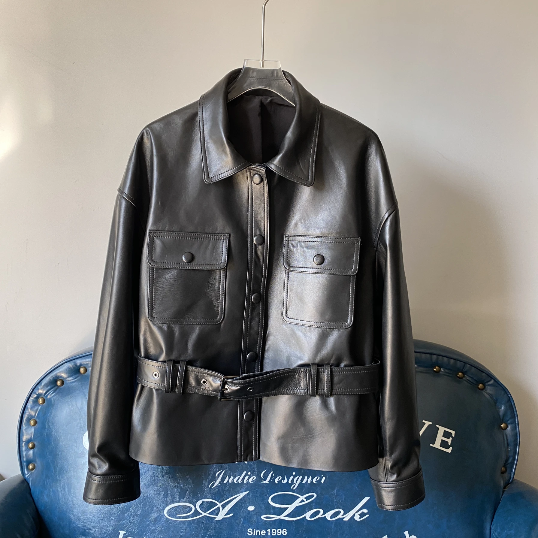 2025年春 レディースファッショナブルな本革シープスキンレザージャケット ウエストシェイプデザイン クールでスリムなコート 小柄な体型向け...