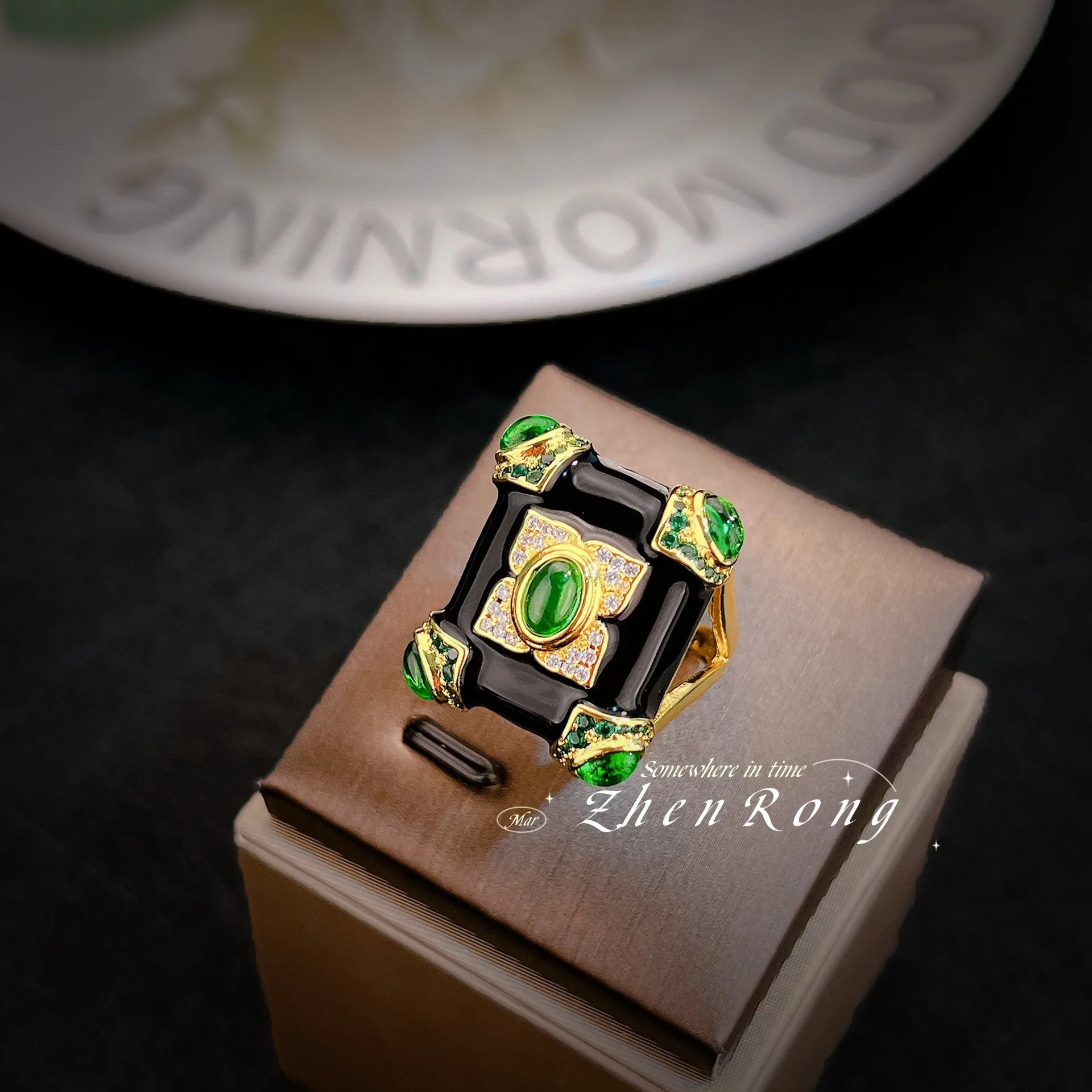 Foydjew European American Retro Emerald Green Gem Rings Art Deco Style Plated 18K Gold Enamel Glaze Black Onyx Ring For Women