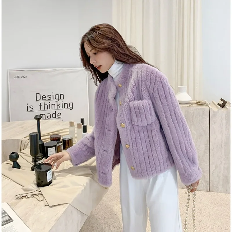 Kleiner Stehkragen aus Lammwollfell, ein Lammfellmantel, kurzer junger Mantel