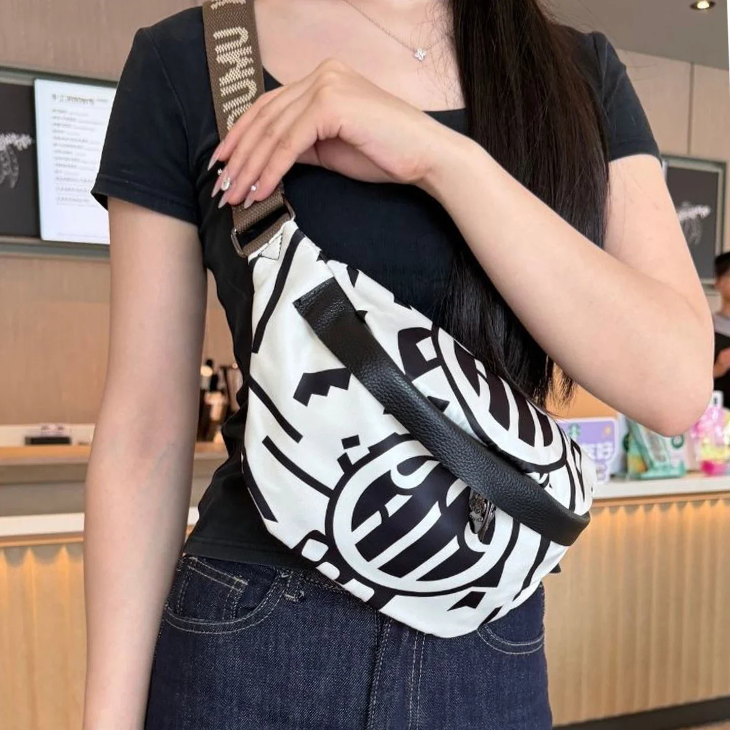 sac-bandouliere-leger-unisexe-sac-de-poitrine-decontracte-petit-sac-a-dos-pratique-pour-hommes-et-femmes-ideal-pour-les-voyages-quotidiens-et-les-activites-de-plein-air
