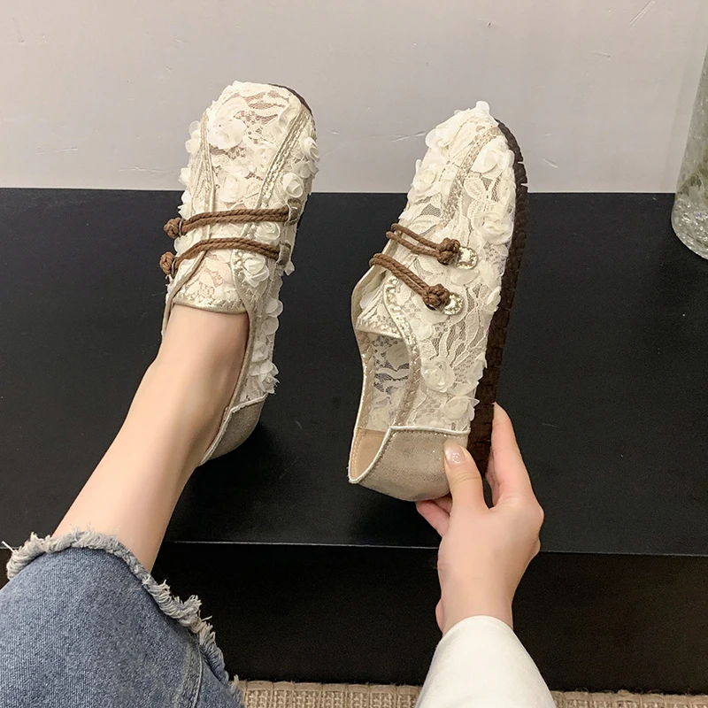 Sapatos baixos femininos 2025 nova sola macia de cabeça redonda superfície macia malha oco respirável deslizamento-em sapatos femininos plus size