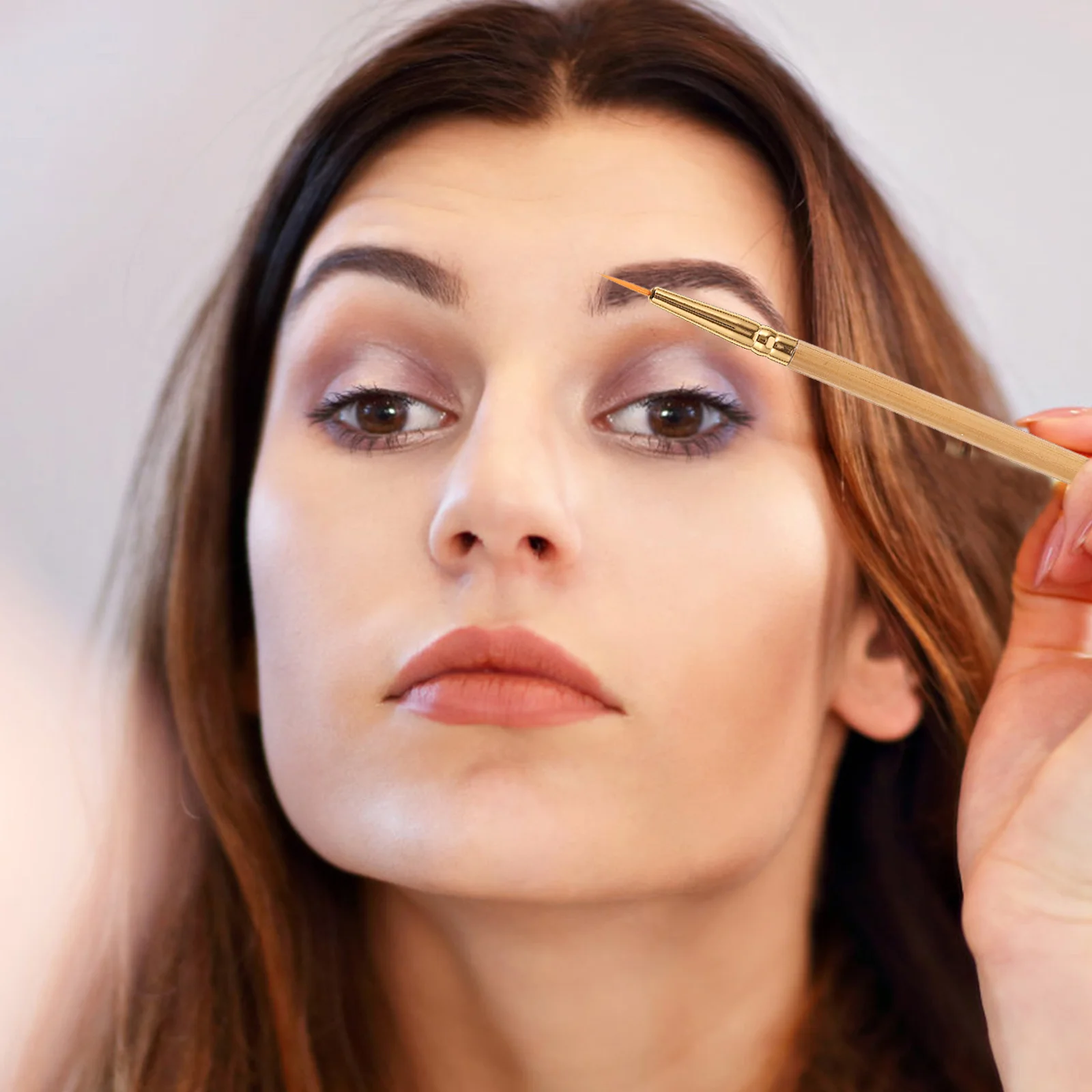 1 szt. Dwustronny pędzelek do eyelinera z bambusową rączką, prostym i skośnym końcem, zapewniający precyzję w tworzeniu efektu eyelineru na dolnej i górnej powiezi, miękki, syntetyczny.