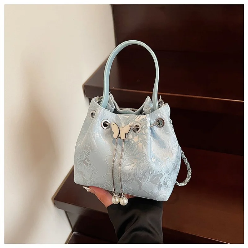 

Elegant Tote Bags In Luxurious Leather For Women, Roomy Main Compartment And Side Pockets, Perfect For Office Or Gym