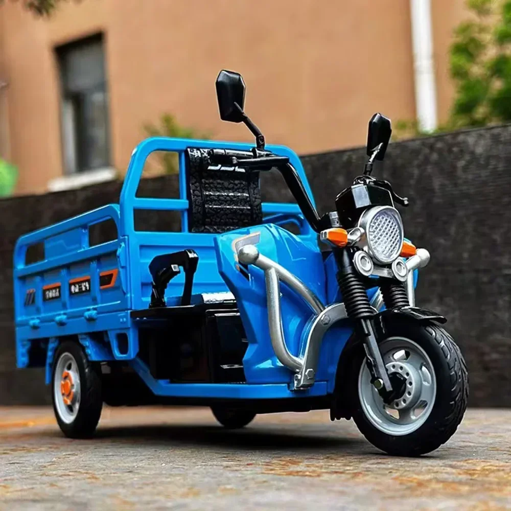 Giocattolo modello di auto triciclo pressofuso in lega 1:12 con deflettore aperto su suono e musica tirare indietro giocattolo moto per la collezione di regali per bambini