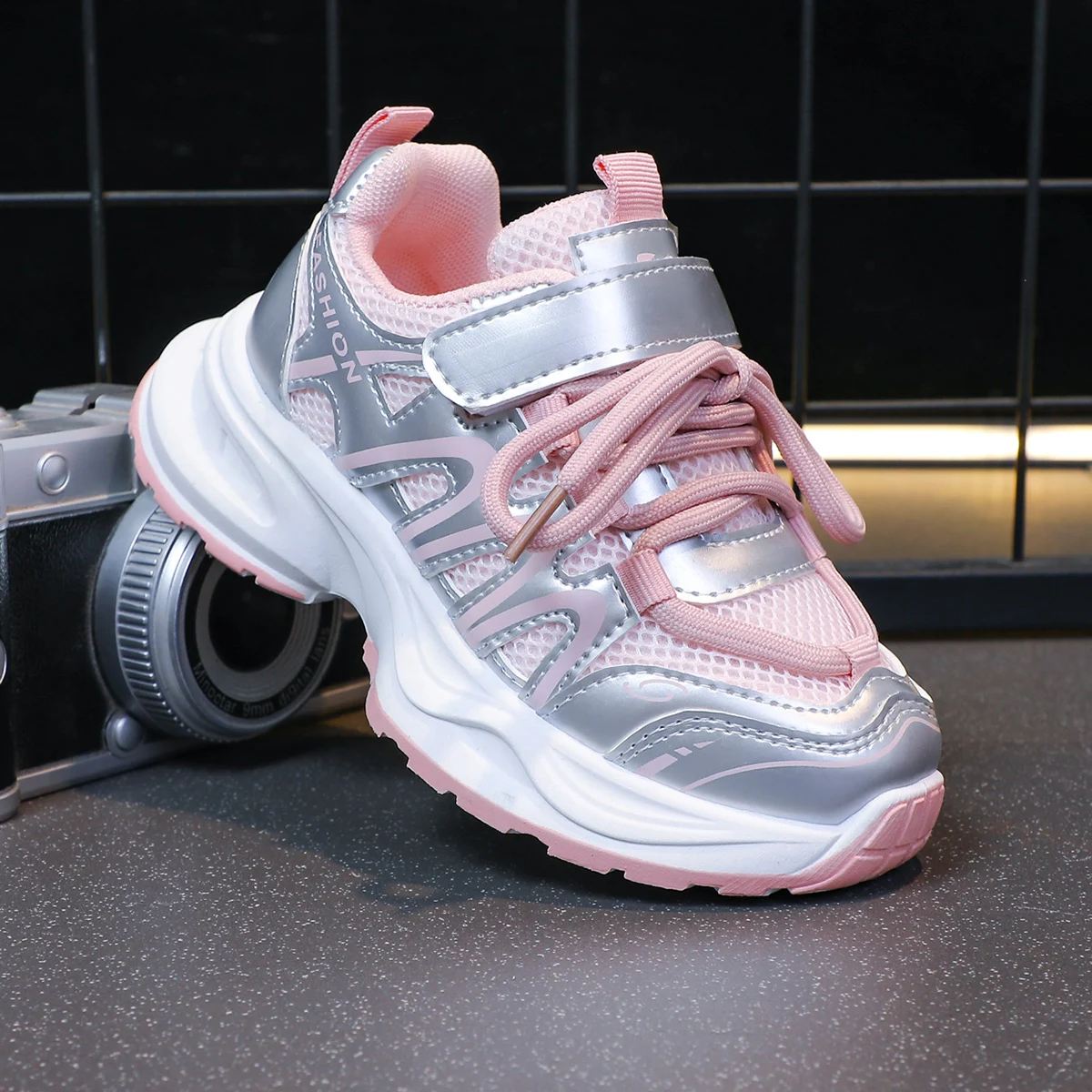 أحذية رياضية جديدة للأطفال للأولاد والبنات أحذية الجري للتنس والمشي لمسافات طويلة في الهواء الطلق للأولاد رياضية قابلة للتنفس وخفيفة الوزن وغير رسمية