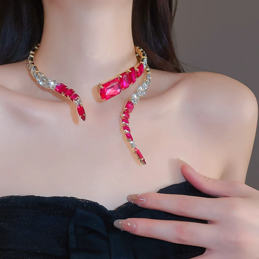 Neue Geometrische Diamantbesetzte Halskette, Personalisiert, Trendig und Extravagant, Leichter Luxus und Raffinierte Nischen-Halskette für Damen – Detail 11
