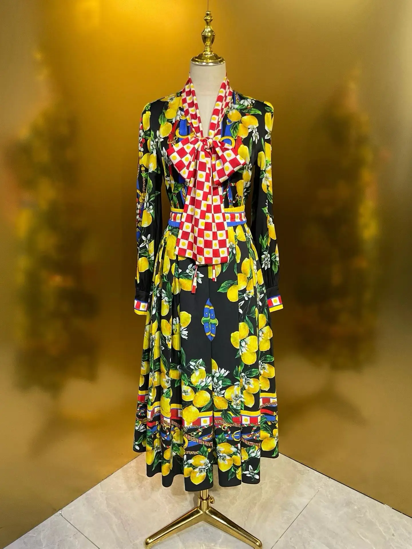 

Элегантная юбка с высокой талией из шелкового хлопка с эластичным поясом и крупным цветочным принтом для повседневной носки и поездок по городу.