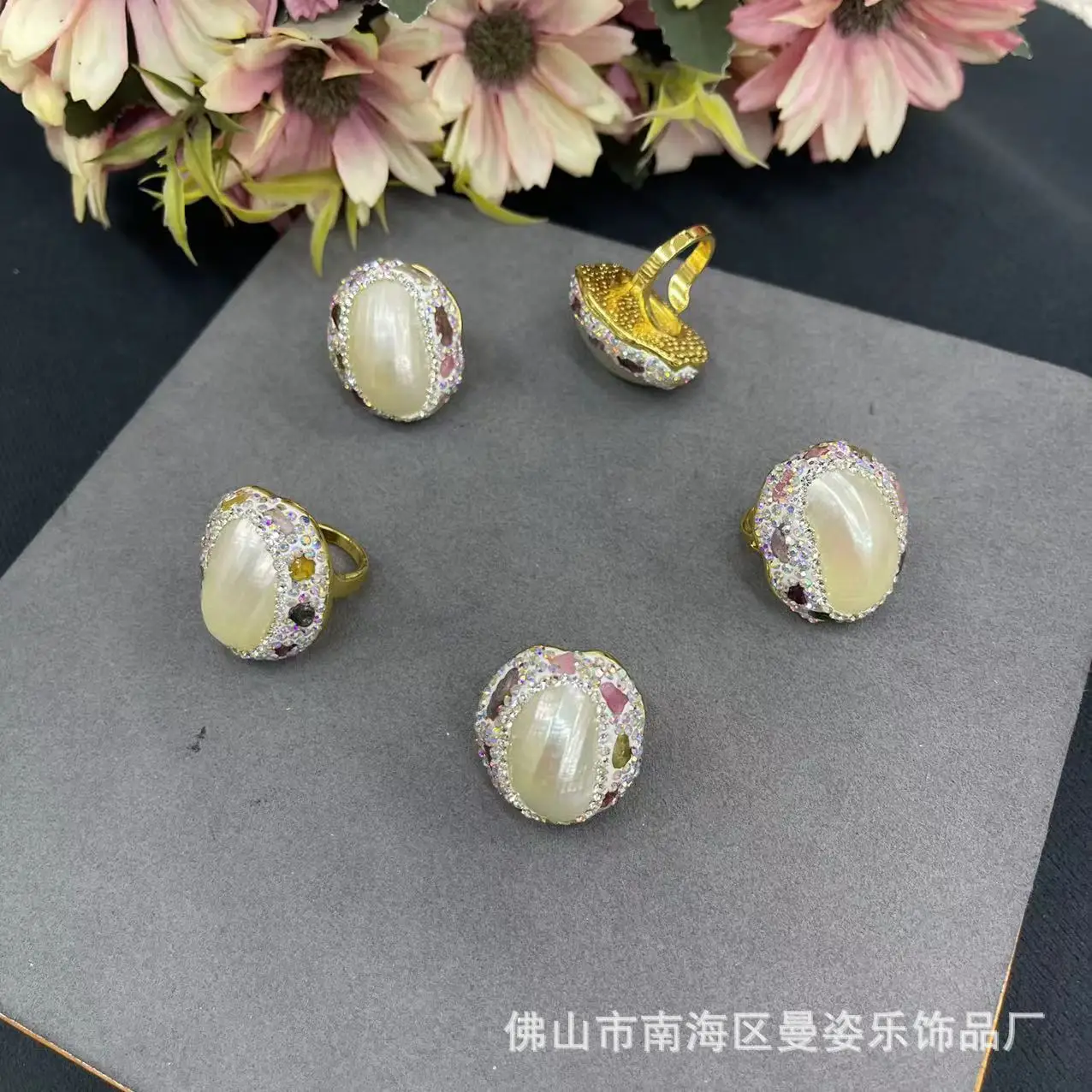 

Natural horse shell inlaid with small tourmaline rough stone live, export single popular natural stone jewelry wholesale ring