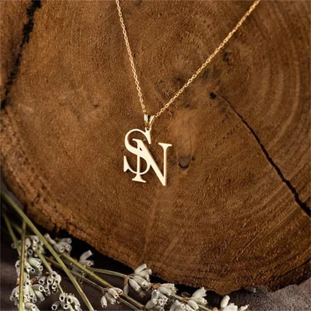 Couples Custom Initial Letter  - Birth Flower Necklace recension och pris