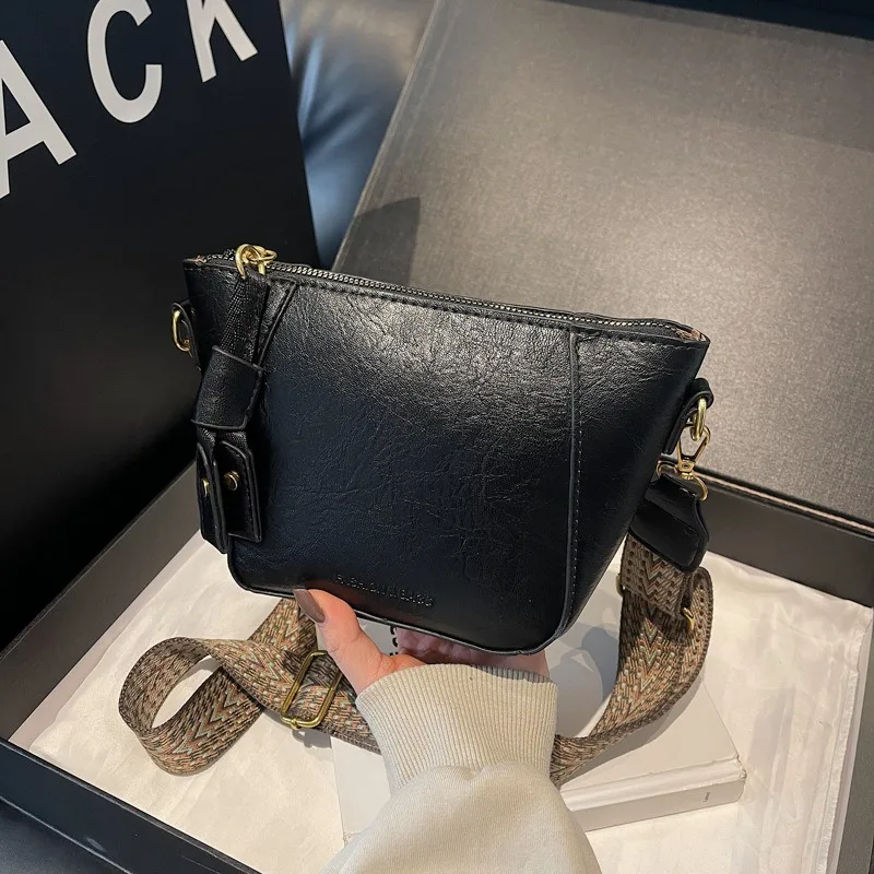 

Осень и зима, новая маленькая нишевая сумка через плечо, минималистичная сумка для пельменей, большая вместительная сумка через плечо-седло