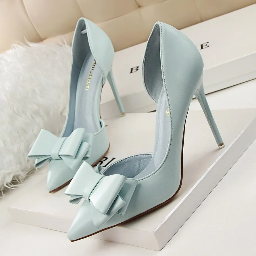 Seite hohl weiches Leder Frauen Pumps 7 Farbe Mode Fliege spitzen Zehen High Heels Damen Kleid Hochzeits schuhe Frau Arbeit flach