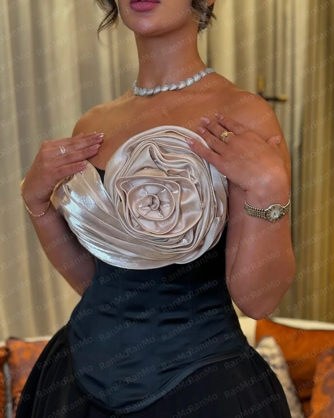 ชุดราตรีงานแต่งงานทรงเอไลน์แบบหรูหรา แบรนด์ Ranmo ความยาวกรอมพื้น ดีไซน์จับจีบ คอวีแบบหวาน ไหล่เดียว  คอลเลคชั่นชุดราตรีปี 2026 รับตัดตามสั่ง