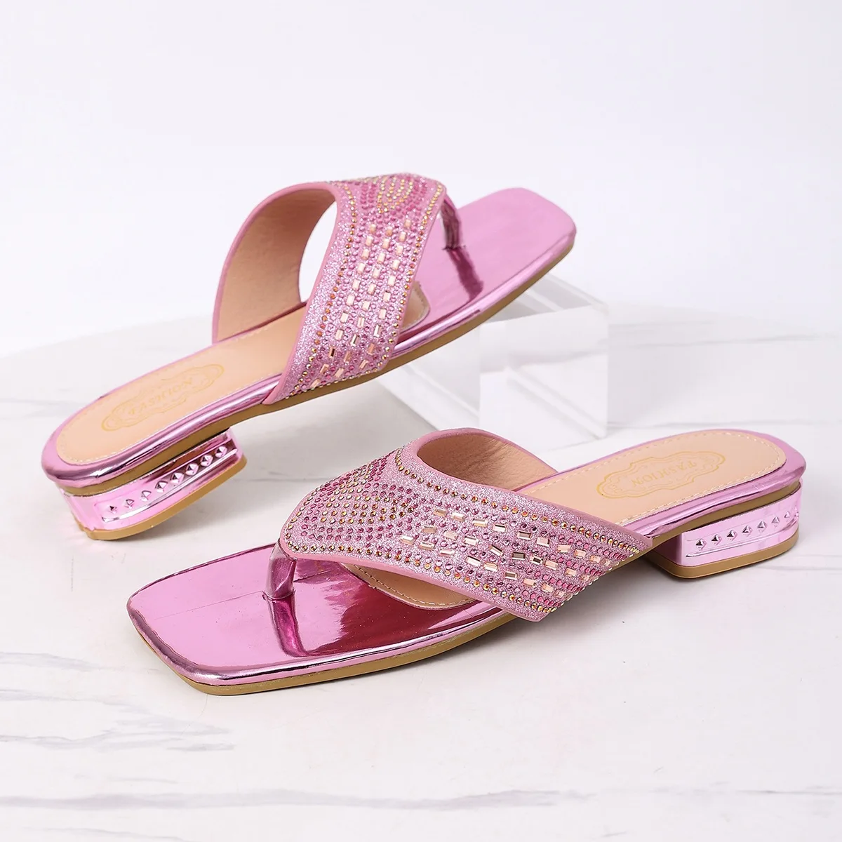 Sommerliche Damen-Sandalen in Übergrößen 2026: Neue modische flache Pantoletten mit niedrigem Absatz, Strass-Clip-Zehen und eckiger Zehenpartie – Zapatos Mujer – Detail 12