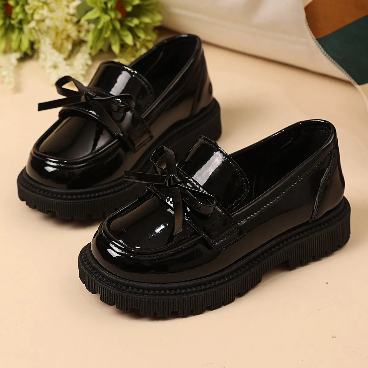 Czarne, błyszczące buty wizytowe dla dziewcząt do szkoły, buty do występów, proste kokardki, wiosna-jesień 2025, dziecięce baleriny z okrągłym noskiem.