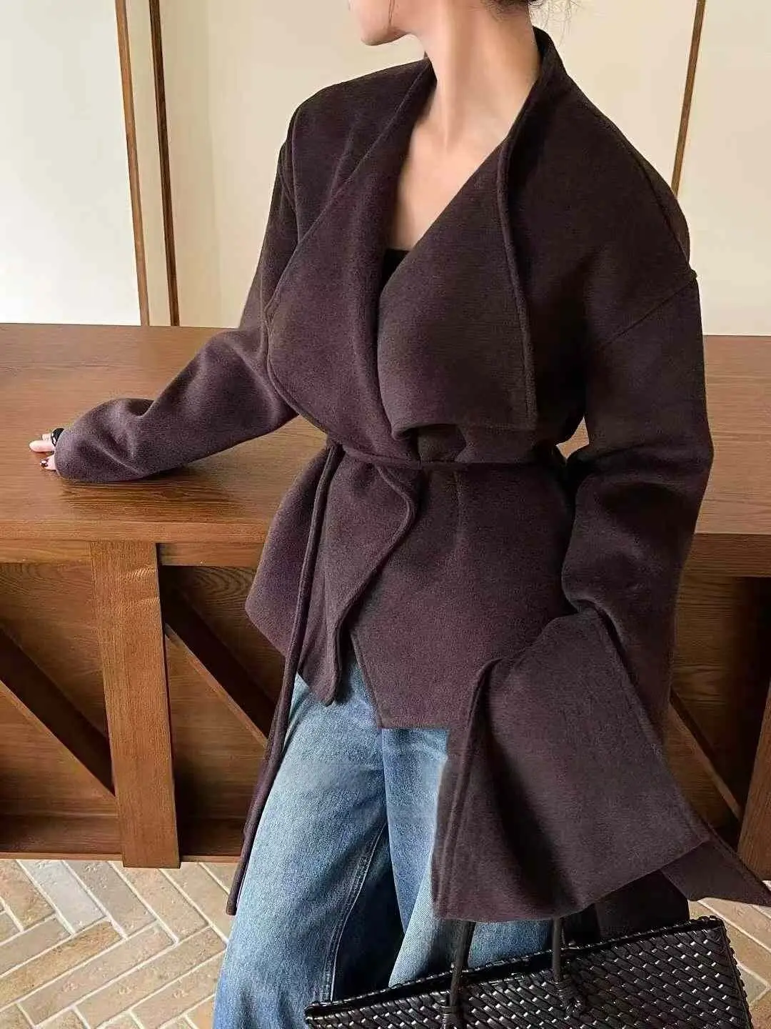 เสื้อแจ็คเก็ตขนสั้นผู้หญิง BJTZ รุ่นปี 2025 พร้อมผ้าคลุมคอและเข็มขัดรัดเอว ให้ความอบอุ่นสำหรับฤดูใบไม้ร่วงและฤดูหนาว ดีไซน์ทันสมัย สีพื้น เรียบง่าย ใส่ได้หลากหลายโอกาส