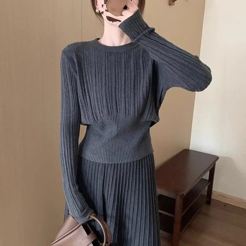 

Women's Pullover Sweater Slim Fit Round Neck Knitted Tops Soft Autumn 2025 New Slimming Waist Design Cozy Layering Base Shirt