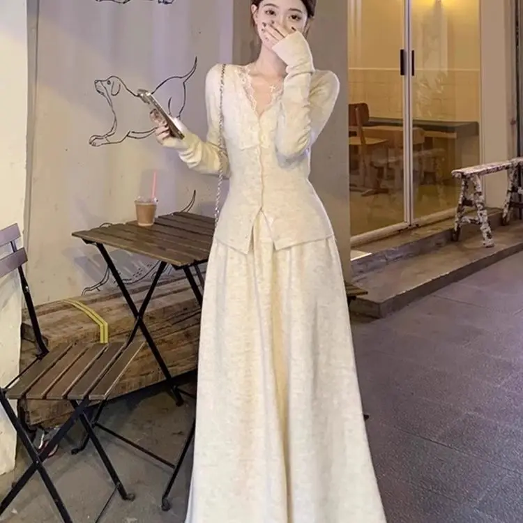 Abito da donna alla moda ed elegante 2025 Abito a due pezzi con gonna lunga con cuciture in pizzo autunnale