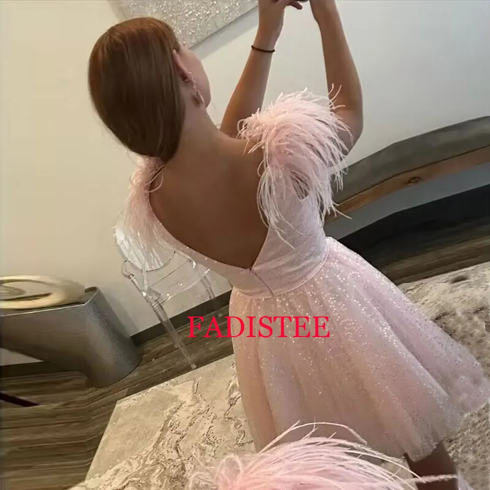 فساتين سهرة مخصصة من التل الوردي اللامع على شكل حرف a فساتين العودة للوطن للفتيات على شكل حرف v فستان قصير من الريش vestidos de fiesta