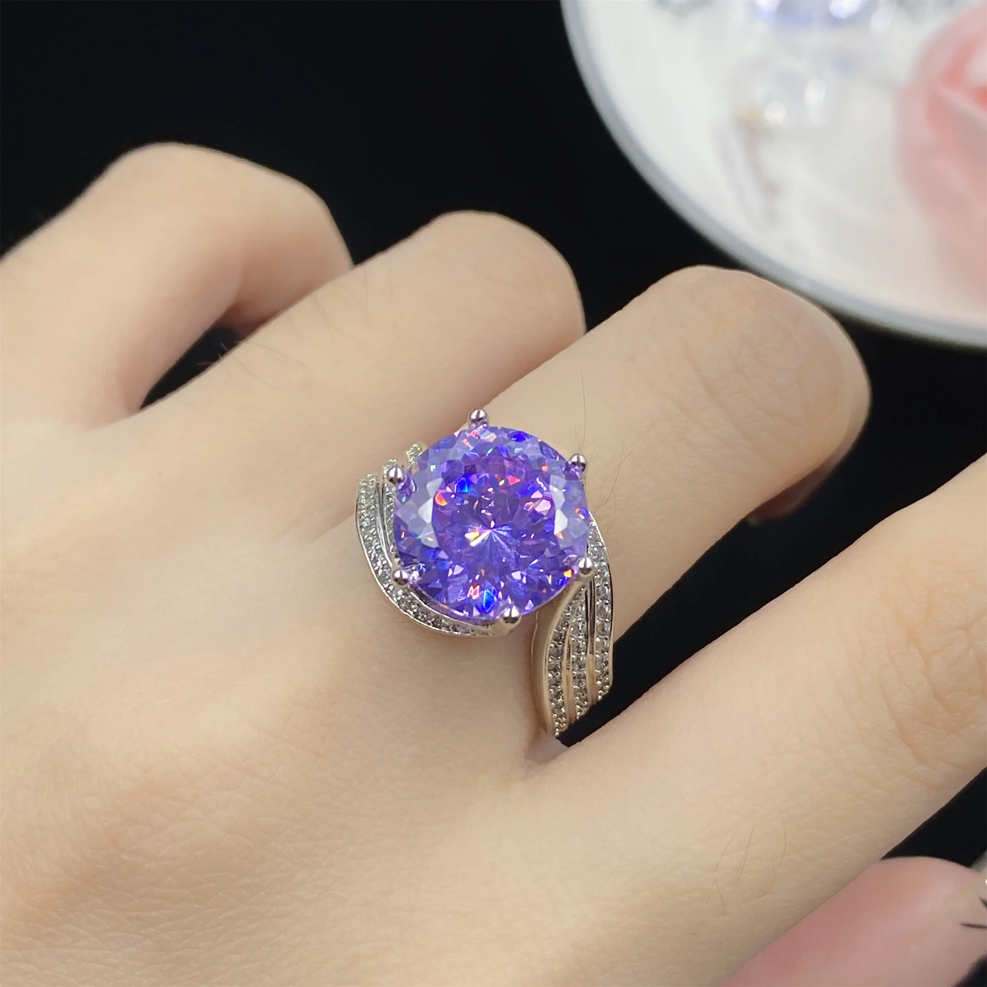 Starry Sky Cut 5-carat Sparkling Purple Lithium Zirconia Fluorescent Lamp Color Change Luxury Six Claw Open Ring for Women