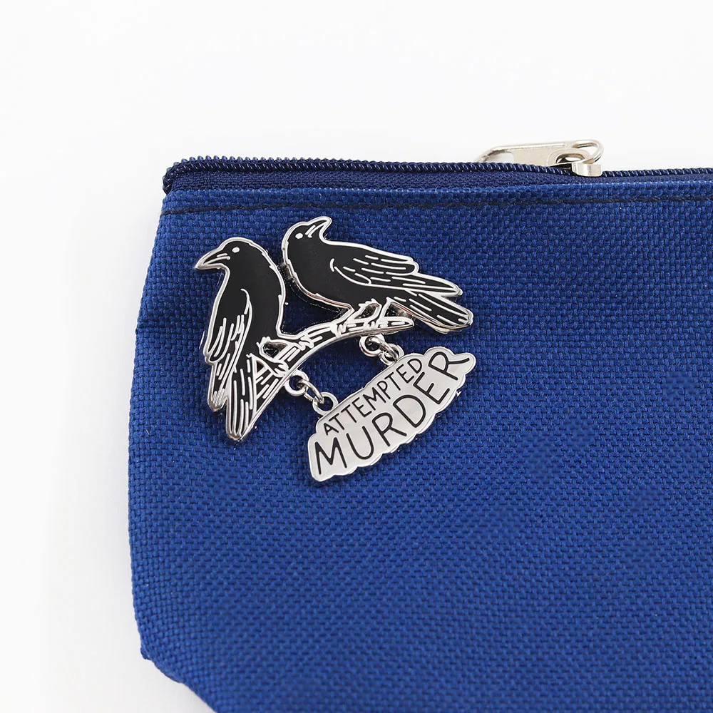 Lustiger Mordversuch Emaille-Pin Zwei Krähen auf einem Ast Brosche Dunkler Humor Krähen-Abzeichen Metall-Anstecknadel Schmuck Geschenk für Freunde B – Detail 6
