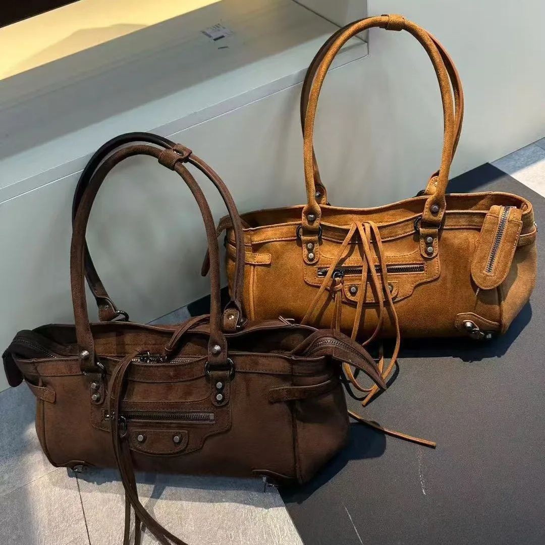 

New autumn and winter French velvet velvet stick armpit shoulder bag commuting hand-held French style