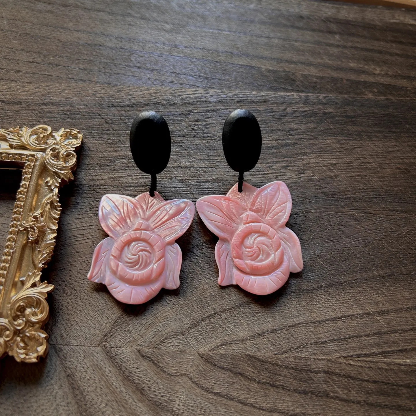 Medieval Monies style natural shell carving pink flower exaggerated stud earrings retro wooden earrings 925 silver needles