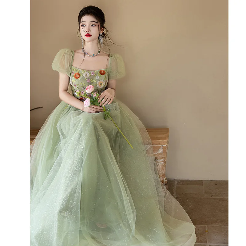 Nowa Damska Letnia Miętowa Sukienka Wieczorowa z Kwadratowym Dekoltem i Kwiatowym Haftem, Modna Leśna Lekka Luksusowa Sukienka na Występ dla Prowadzącej