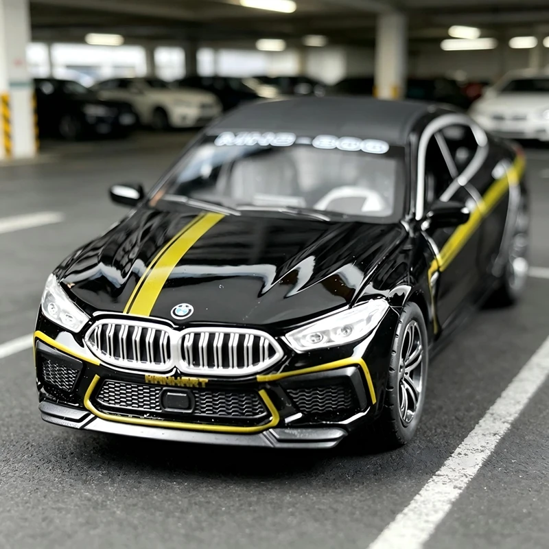

Модель автомобиля BMW M8 из сплава металла в масштабе 1:32, четыре двери, передний капот и дверь багажника открываются, детализированы, тонкая работа.