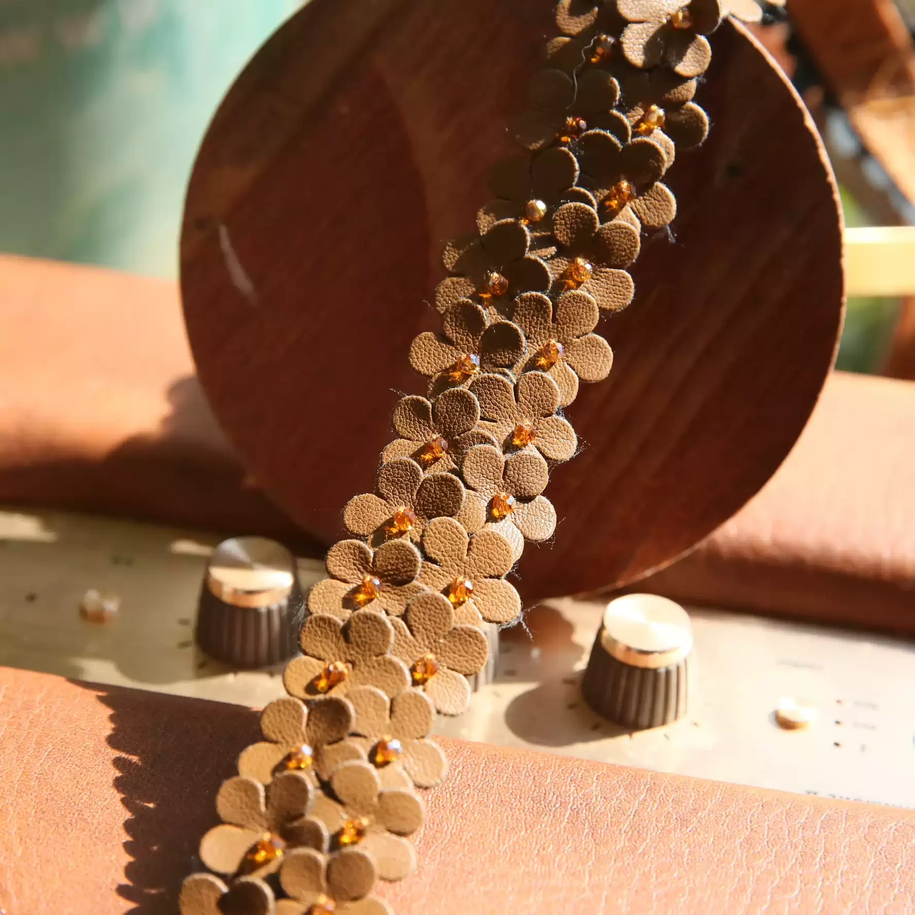 

1 ярд, ширина 3 см, роскошная кожаная 3D аппликация с цветочным узором, кожаная отделка ручной работы с цветочным кружевом для свадебного платья, украшения сумок