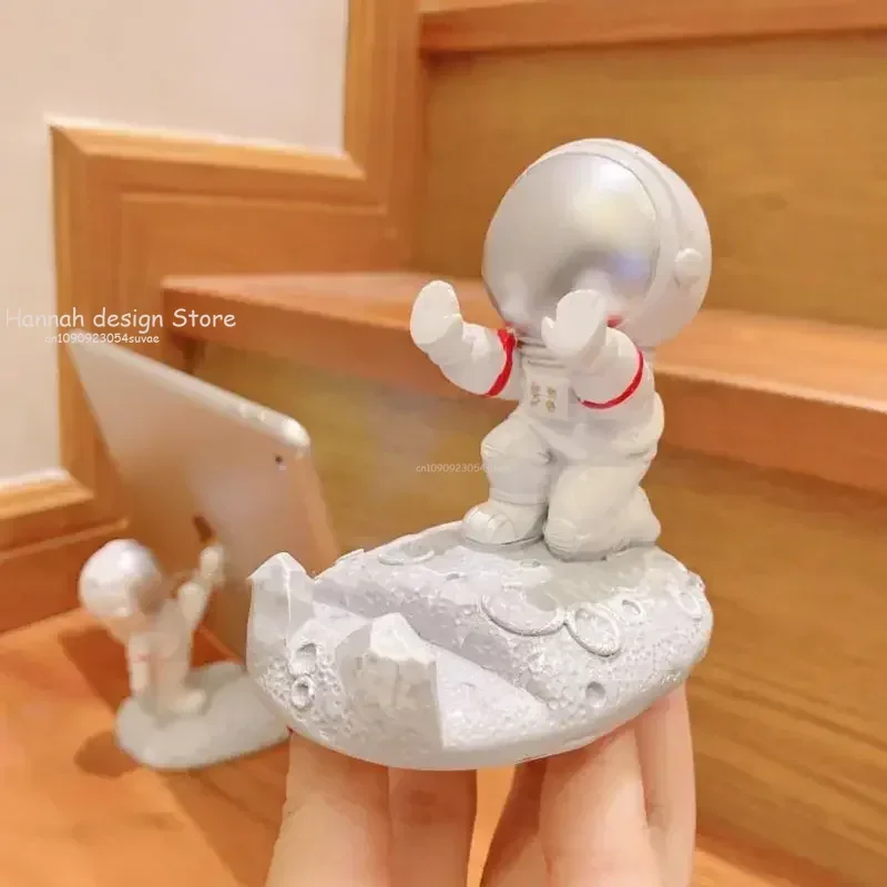 مكتب مكتب الديكور الشمال نمط رواد الفضاء حامل هاتف المحمول حامل الحلي الراتنج رائد فضاء قوس اللعب صديقها هدية