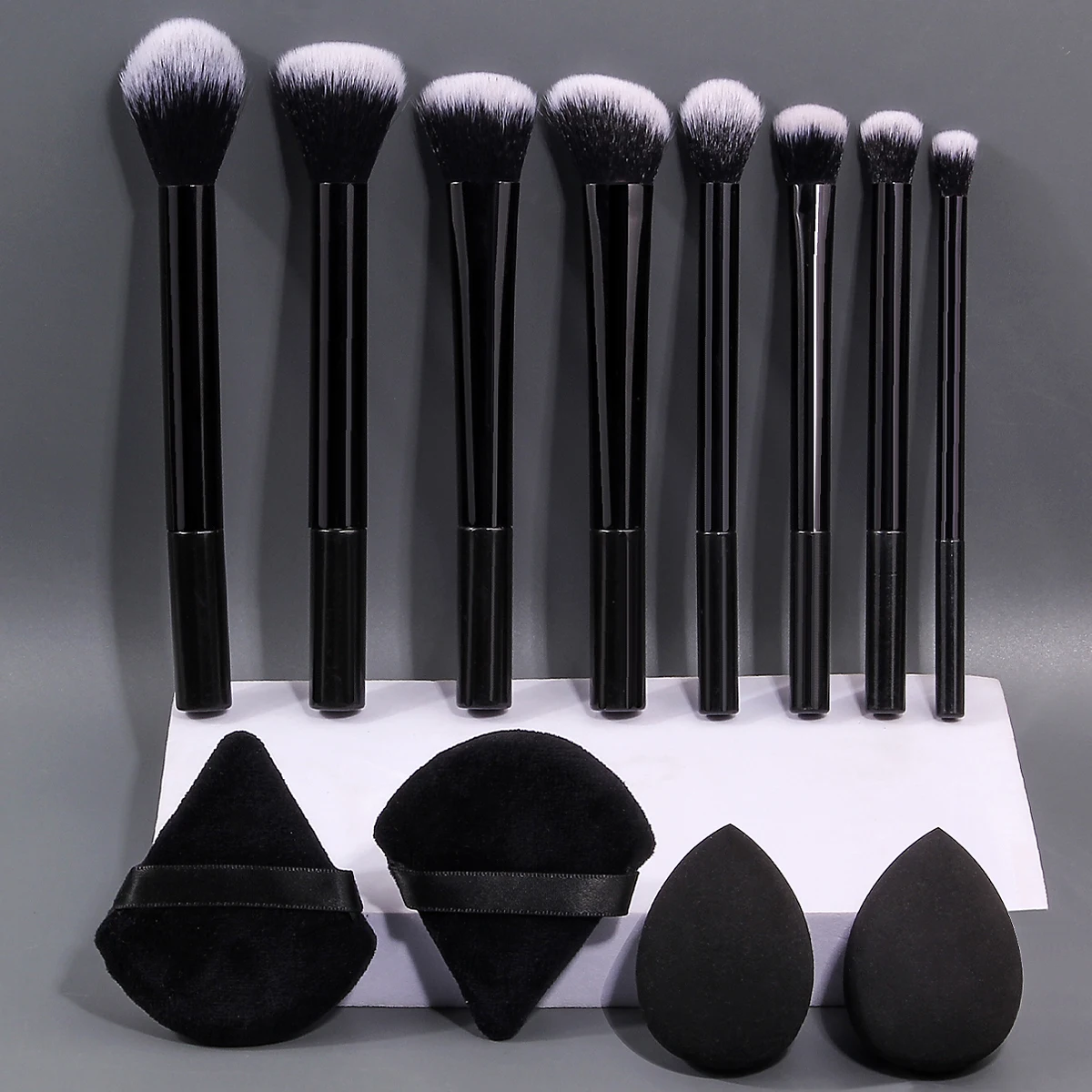 12 pezzi di pennelli per trucco per principianti, set di uova in spugna/puffette per cipria, portatili e morbidi, adatti per trucco base/blush/ombretto