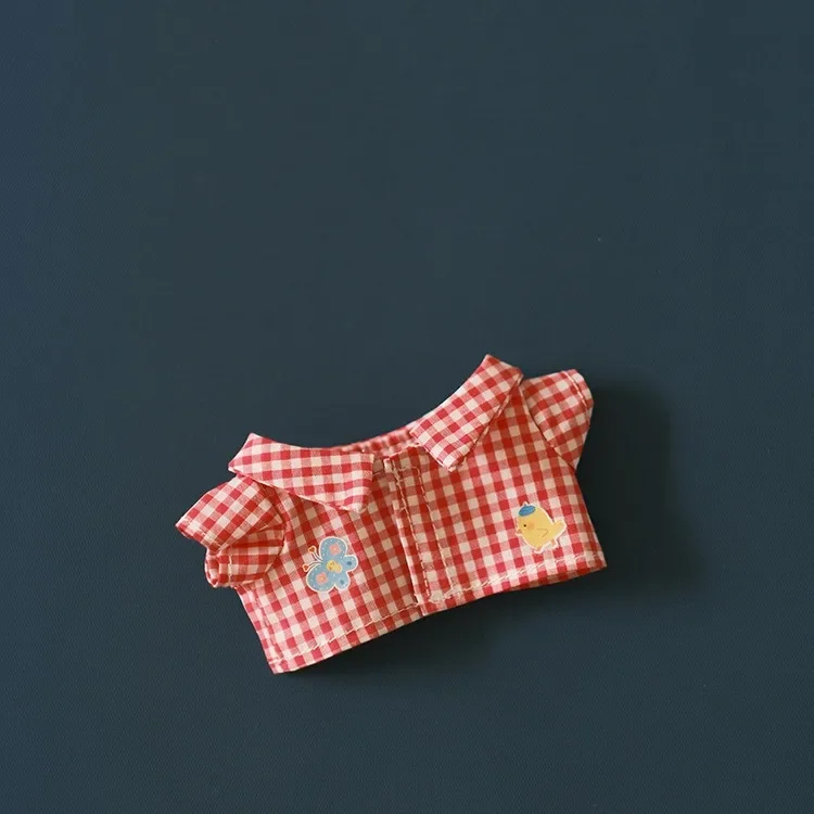 Camisa de verano Labubu y jeans rasgados: lindas muñecas de vinilo con atuendo informal y una moda de verano