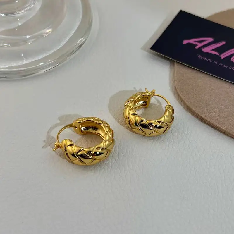 

Small fragrant diamond check earrings Gold vintage circle earrings niche design sense Commuter heart pearl studs advanced sense