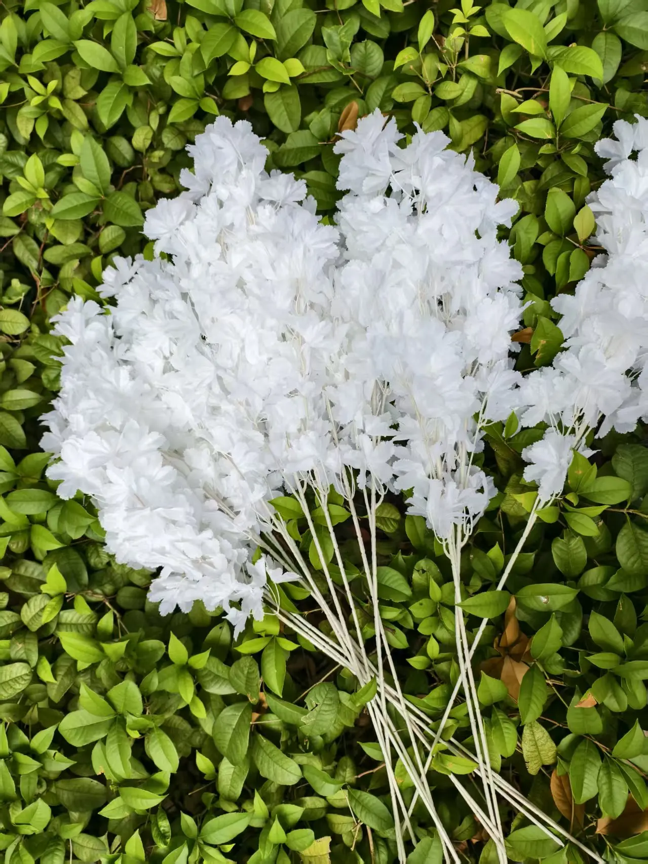 Weiße künstliche Gypsophila-Kirschblütenzweige in Großpackung, 50-500 Stück, künstliche Babybreath-Blumenstiele für Hochzeitsbögen, Brautpartys – Detail 4