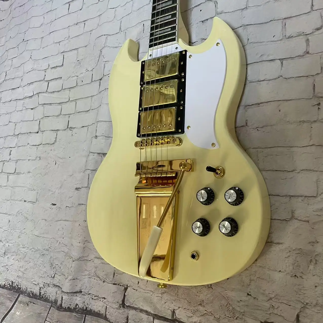 Electric Guitar 6-Chord Electric Guitar, Milk Yellow Body, Large Joystick String Pulling Plate, Factory Realistic Photo, Order a