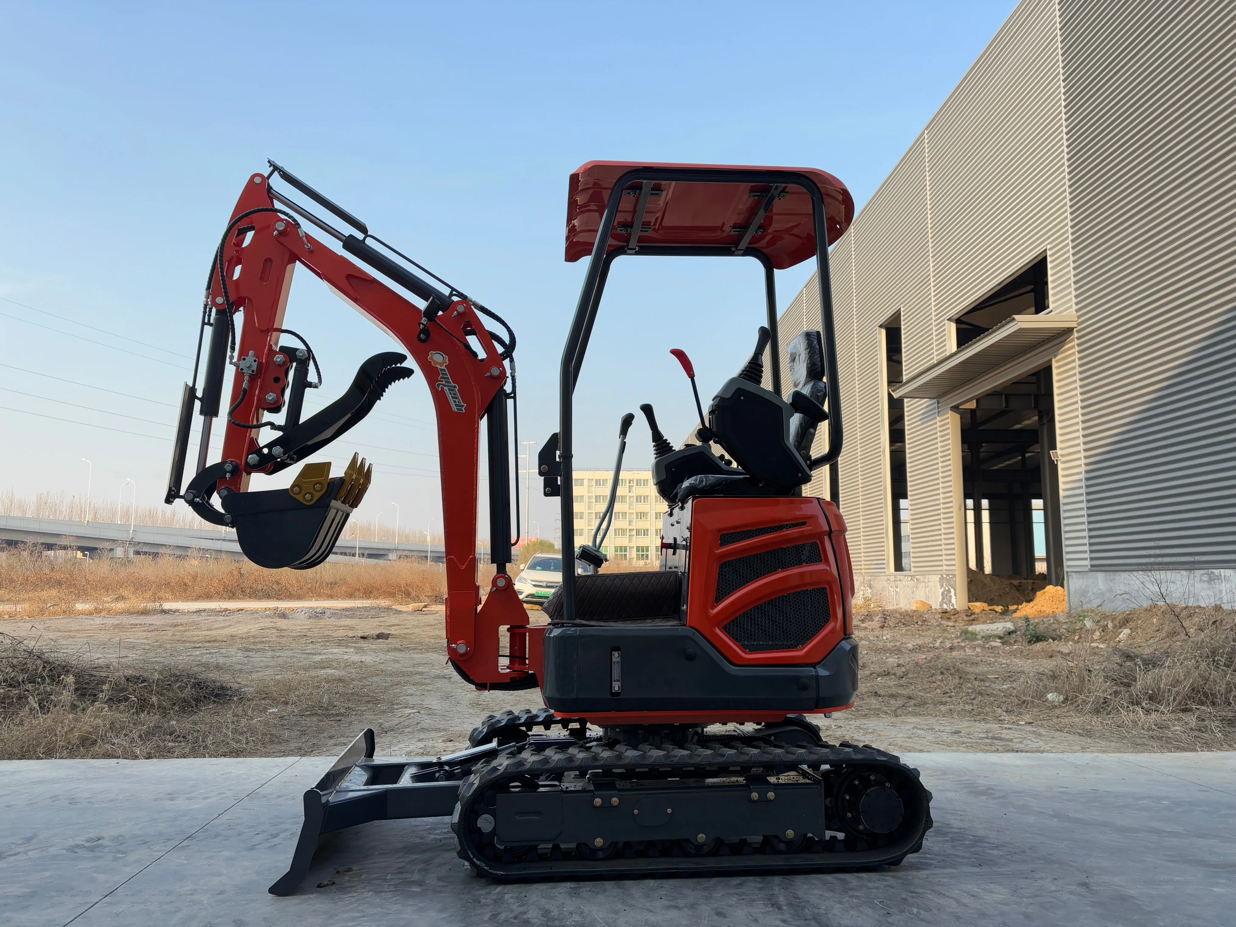 Niezawodny, dostosowany do indywidualnych potrzeb mini koparka OMI T18 z silnikiem Kubota EPA, idealna do projektów w ograniczonych przestrzeniach.